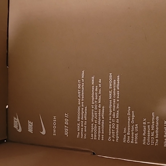 Nike Cosmic sneakers (adult) NEW Men Size 9 , Women size 10.5 US - Picture 14 of 14